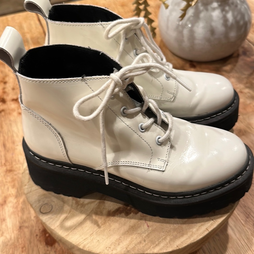 Steve Madden White Patent leather white lace up platform boots